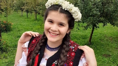 Să o ajutăm pe Iulia Ioana Vlad să aducă în Maramureș premiul Concursului-Festival online „Eu mi-s floarea florilor”