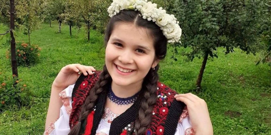 Să o ajutăm pe Iulia Ioana Vlad să aducă în Maramureș premiul Concursului-Festival online „Eu mi-s floarea florilor”