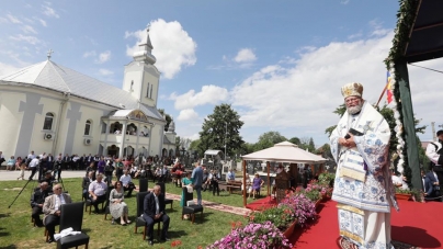 „O zi de rai” pe mirificul plai al Țării Oașului: A fost resfințită biserica din Moișeni (GALERIE FOTO)
