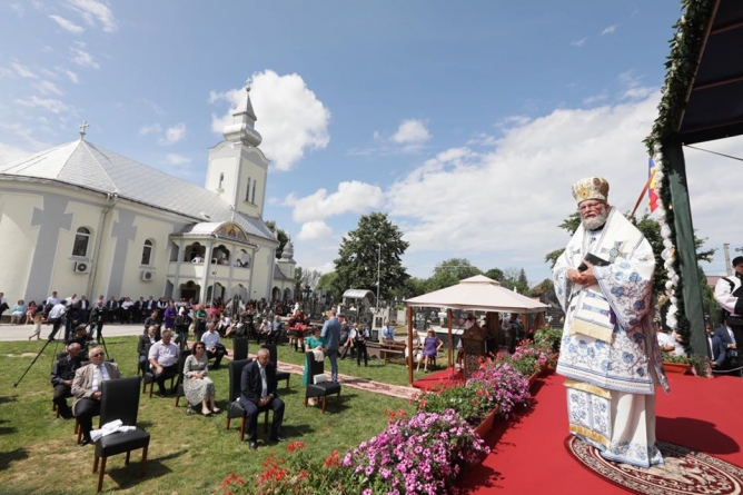 „O zi de rai” pe mirificul plai al Țării Oașului: A fost resfințită biserica din Moișeni (GALERIE FOTO)