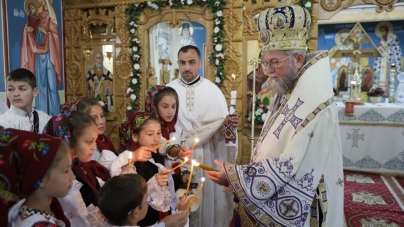 Sfințirea picturii murale și Sfânta Liturghie Arhierească în Parohia Valea Satului – Strâmtura (GALERIE FOTO)
