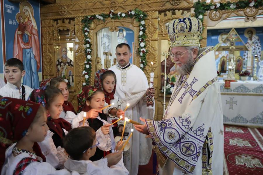 Sfințirea picturii murale și Sfânta Liturghie Arhierească în Parohia Valea Satului – Strâmtura (GALERIE FOTO)