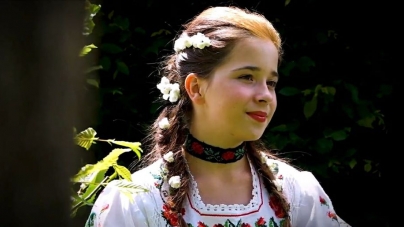 Lăcrimioara Petruș din Satu Nou de Jos, o tânără cu mult talent: „Doresc să încânt inimile tuturor celor care mă ascultă”