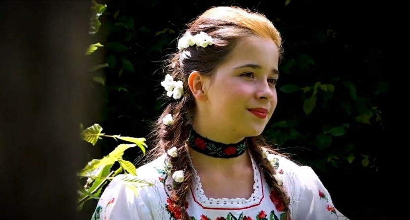 Lăcrimioara Petruș din Satu Nou de Jos, o tânără cu mult talent: „Doresc să încânt inimile tuturor celor care mă ascultă”