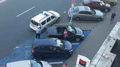 Reclamații în Baia Mare: Locurile de parcare rezervate persoanelor cu handicap, ocupate de “șmecherași”. Au crescut amenzile pentru indisciplinați!