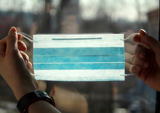 Medic: Masca refolosită își pierde capacitatea de protecție. Nu se păstrează agățată de oglinda mașinii