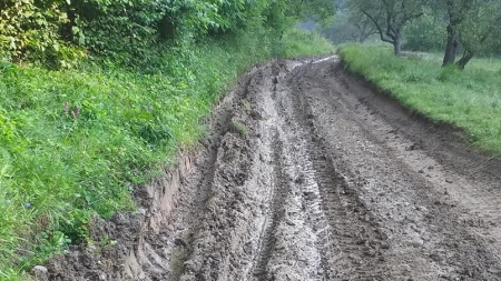 Exclusiv: Oameni disperați în Sighetu Marmației: Pe strada Dealul Cetății abia vine ambulanța și poliția. Oamenii cer măcar material, că pietruiesc ei (FOTO)