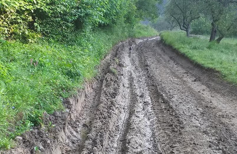 Exclusiv: Oameni disperați în Sighetu Marmației: Pe strada Dealul Cetății abia vine ambulanța și poliția. Oamenii cer măcar material, că pietruiesc ei (FOTO)