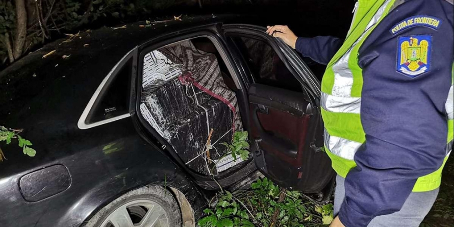 În Vișeu de Sus: Mașină burdușită cu țigări de contrabandă; șoferul a reușit să fugă de polițiști