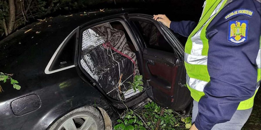 În Vișeu de Sus: Mașină burdușită cu țigări de contrabandă; șoferul a reușit să fugă de polițiști
