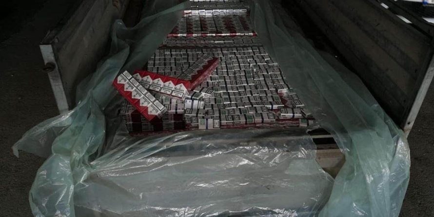 Maramureșeni depistați în trafic cu țigări de contrabandă; acestea erau ascunse în podeaua remorcii pe care o tractau