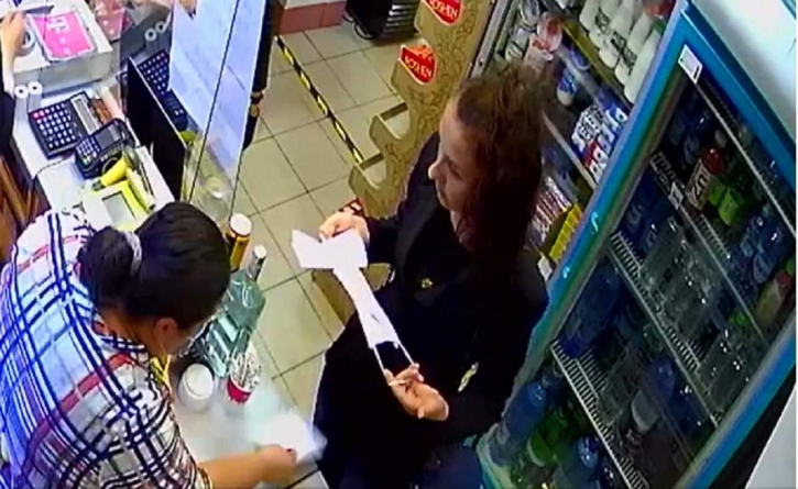 A fost identificată!: Cine este femeia care a pălmuit-o pe vânzătoare și ce au făcut polițiștii maramureșeni