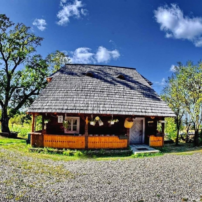 Estivale: Băimărenii preferă locurile aproape de casă. Mănăstirea Bârsana, fabuloasă. Piscinele de la Ocna Șugatag așteaptă vizitatori (FOTO)