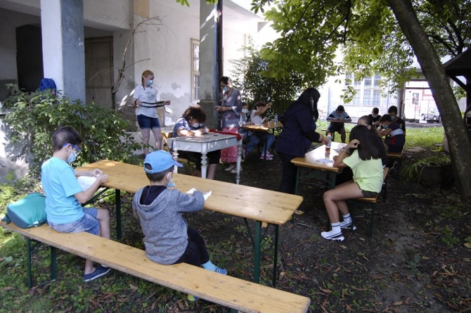 „Vacanță în curtea casei” – ateliere de vară pentru copii la Muzeul Maramureșan din Sighetu Marmației (GALERIE FOTO)