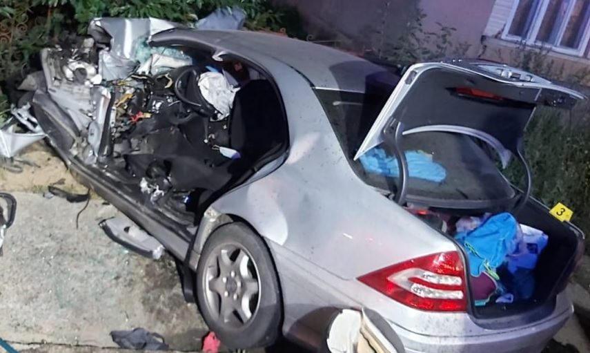 Impact fatal: Un băimărean a decedat după ce mașina pe care o conducea a fost spulberată de un camion. Patru victime, din care trei minore, transportate la spital (FOTO)