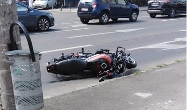 Accident rutier: Încă un motociclist rănit. S-a întâmplat în centrul municipiului Baia Mare (FOTO)