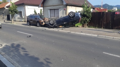 Accident în Baia Mare: Trei mașini au intrat în coliziune, una s-a răsturnat (FOTO)