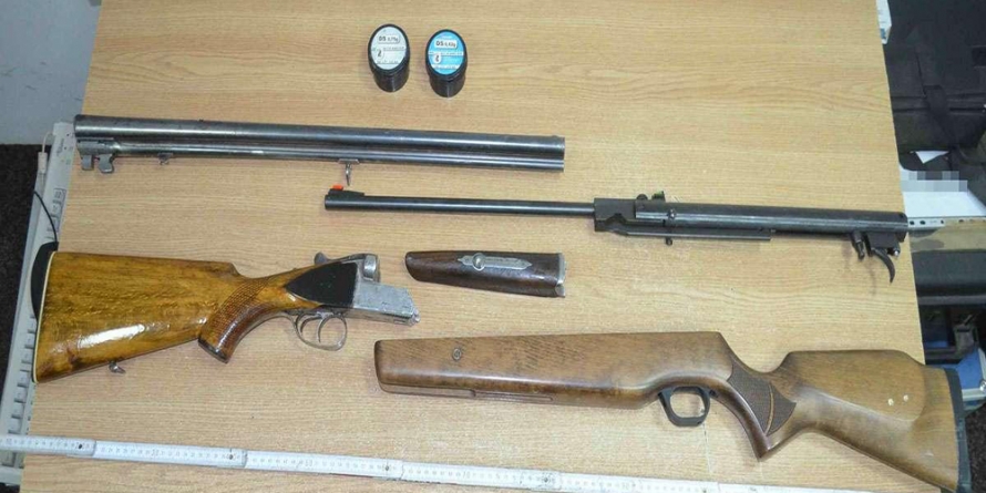 Arme de vânătoare şi alice fără documente de provenienţă, depistate în vamă; bărbatul le ascunsese în bagaje