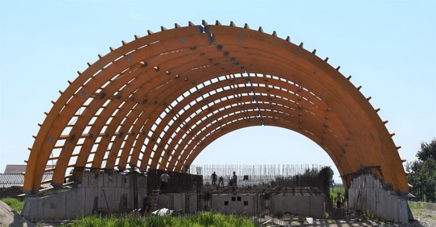 Lucrările la bazinul de înot din Fărcașa avansează cu pași repezi (FOTO)