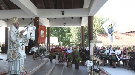 Slujba de binecuvântare a capelei și Sfânta Liturghie Arhierească în Parohia „Nașterea Maicii Domnului” Bixad (GALERIE FOTO)