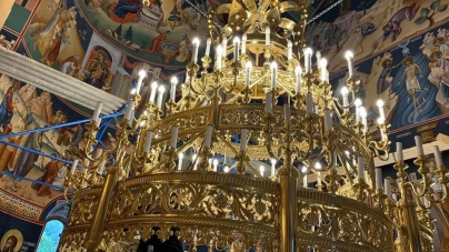 La Mănăstirea Rohia a fost montat un candelabru cu coroană produs în Rusia (FOTO)