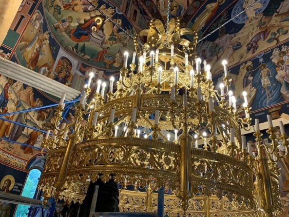 La Mănăstirea Rohia a fost montat un candelabru cu coroană produs în Rusia (FOTO)