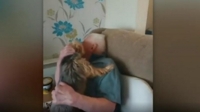 Imagini emoționante: Bucuria unui câine la revenirea stăpânului, în vârstă de 96 de ani, de la spital (VIDEO)