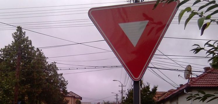 Accident în Baia Mare: Nu a cedat trecerea și s-a ciocnit cu un motoscuter condus de o femeie