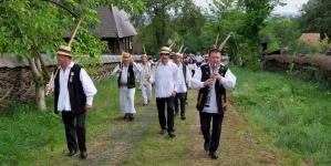 Clacă de coasă la Muzeul Satului din Baia Mare; nu au lipsit oamenii harnici, muzica și bucatele tradiționale (GALERIE FOTO)