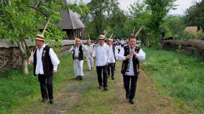 Clacă de coasă la Muzeul Satului din Baia Mare; nu au lipsit oamenii harnici, muzica și bucatele tradiționale (GALERIE FOTO)