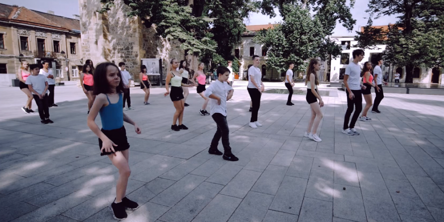 30 de tineri maramureșeni au promovat prin dans frumusețile Băii Mari (VIDEO)