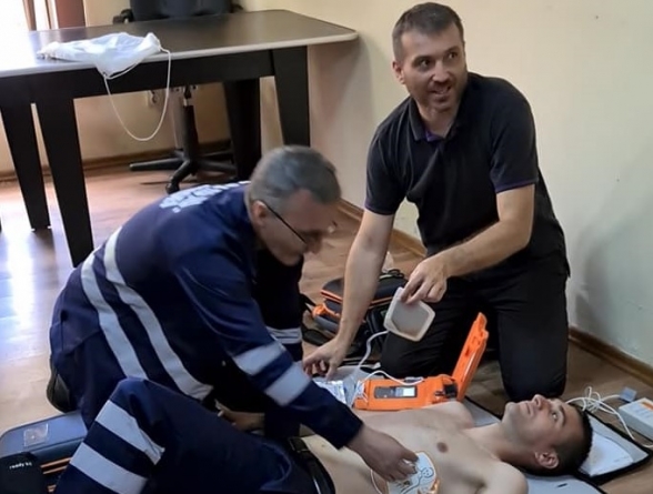 Exemplu pozitiv în Maramureș: Defribilatoare automate montate într-o comună din județ. Populația, instruită să le folosească în caz de nevoie (FOTO)