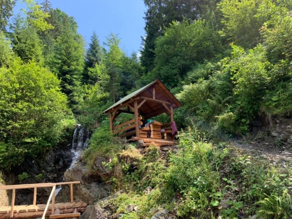 Frumusețile Maramureșului: Foișoare amenajate lângă Cascada Măgura din Moisei. Zona turistică urmează să fie marcată cu indicatoare (VIDEO ȘI FOTO)