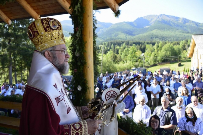 Hram și Sfânta Liturghie Arhierească la Mănăstirea Pietroasa – Borșa (GALERIE FOTO)