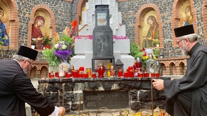 După hramul Mănăstirii Rohia, PS Iustin a făcut un popas duhovnicesc la mormintele celor dragi (GALERIE FOTO)