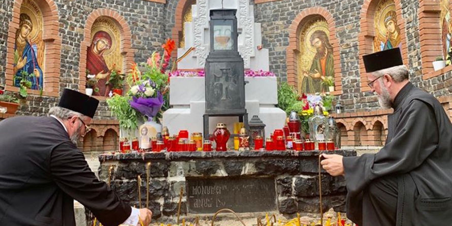După hramul Mănăstirii Rohia, PS Iustin a făcut un popas duhovnicesc la mormintele celor dragi (GALERIE FOTO)