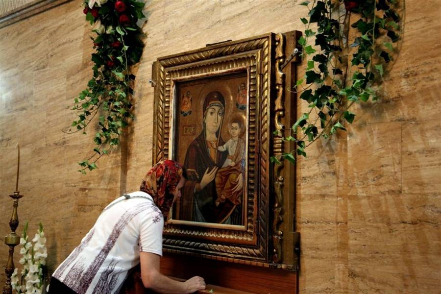 Numeroși maramureșeni merg la mănăstire de Adormirea Maicii Domnului: „E foarte frumos și emoționant să vezi atâta lume că se roagă împreună”