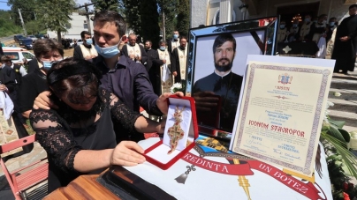 Lacrimi și durere: Preotul Adrian Ieremi a fost condus pe ultimul drum; a primit post-mortem rangul onorific de iconom-stavrofor(GALERIE FOTO)