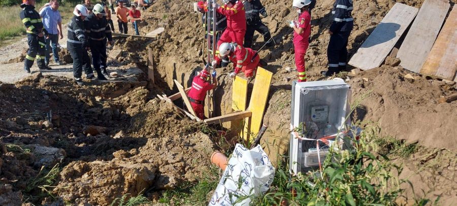 Exemple pozitive: Cine sunt pompierii maramureșeni care au luptat, timp de trei ore, pentru salvarea bărbatului prins sub un mal de pământ (VIDEO ȘI FOTO)