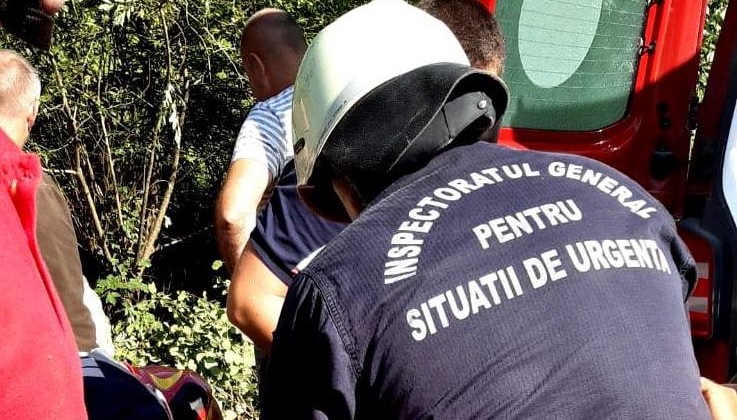 Actualizare: Accident în Săliștea de Sus: Un bărbat a rămas cu mâna prinsă sub un utilaj, după ce s-a răsturnat. Au intervenit pompierii (FOTO)