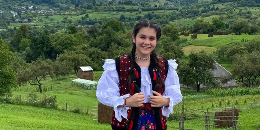 De vorbă cu Iulia Ioana Vlad: „Părinții mi-au descoperit talentul, însă nu știu dacă am moștenit pe cineva anume, este un dar de la Dumnezeu” (FOTO)
