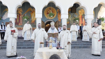 Târnosire și Sfânta Liturghie Arhierească în Parohia Buciumi (GALERIE FOTO)