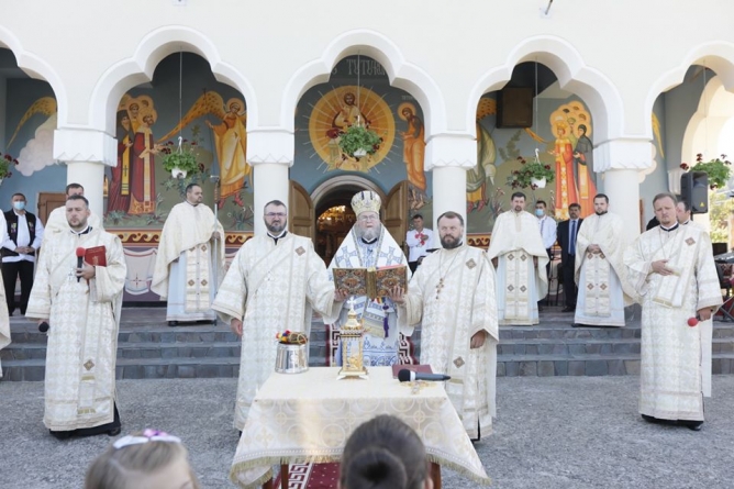 Târnosire și Sfânta Liturghie Arhierească în Parohia Buciumi (GALERIE FOTO)