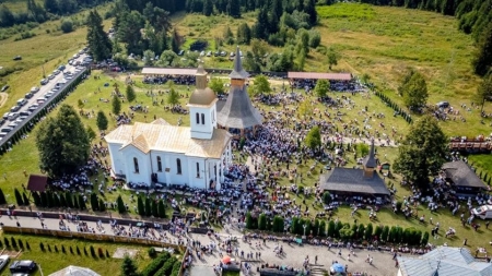 Hram la Mănăstirea Moisei: Alături de PS Timotei Sătmăreanul, mii de credincioși au luat parte la sărbătoarea lăcașului de cult