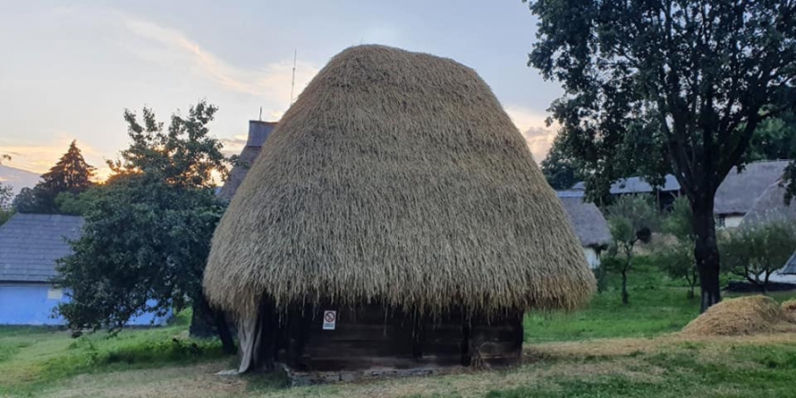 Grajdul de paie, dar şi alte obiective din Muzeul Satului Baia Mare, restaurate