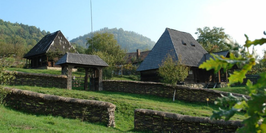 La Muzeul Satului din Baia Mare: Vernisajul expoziției de pictură „Crucea Satului” și spectacolul “Socra cu trei nurori”