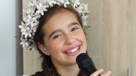 Maramureșeanca Patricia Moldovan a cucerit Trofeul Festivalului-concurs online de interpretare volcală „Armonii de Vacanță” (VIDEO)