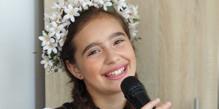 Maramureșeanca Patricia Moldovan a cucerit Trofeul Festivalului-concurs online de interpretare volcală „Armonii de Vacanță” (VIDEO)