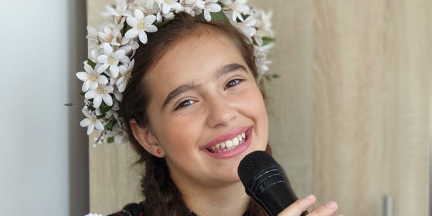 Maramureșeanca Patricia Moldovan a cucerit Trofeul Festivalului-concurs online de interpretare volcală „Armonii de Vacanță” (VIDEO)