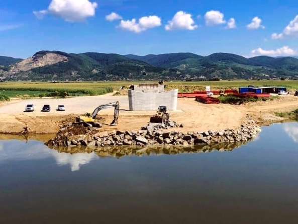 Conexiune rutieră: Care este stadiul lucrărilor la podul peste Someș care va lega orașul maramureșean Seini de comuna sătmăreană Pomi (FOTO)